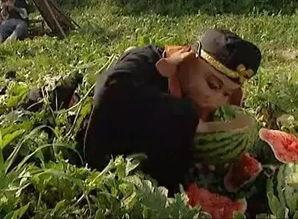 学弟军训吃瓜,学弟们的欢乐时光