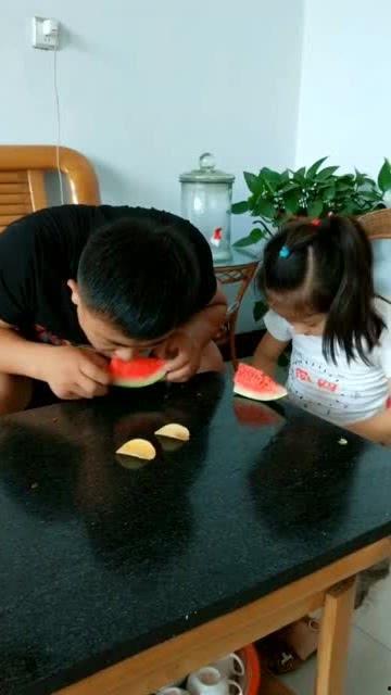 父女视频吃瓜,揭秘家庭温馨背后的甜蜜瞬间