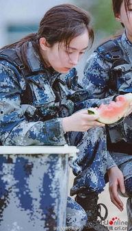 真实男人吃瓜视频,真实男人视角下的吃瓜现场，笑料百出！