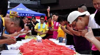 大型集体吃瓜现场,全民狂欢，瓜香四溢