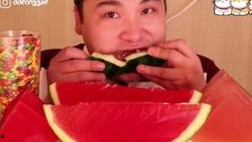 沉迷吃瓜表情包可爱