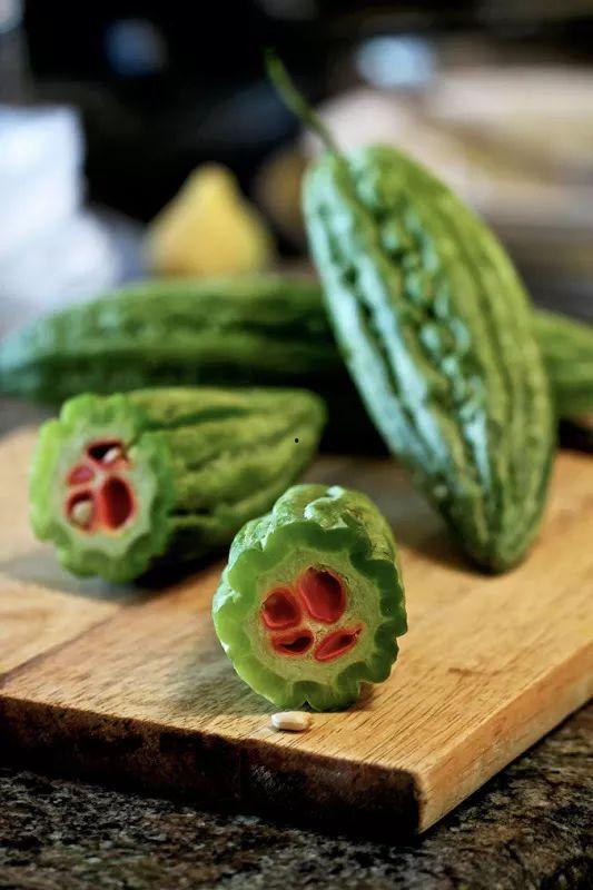 提着板凳前面吃瓜,一场别开生面的街头盛宴