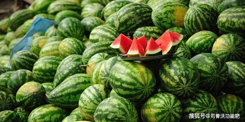 提着板凳前面吃瓜,一场别开生面的街头盛宴