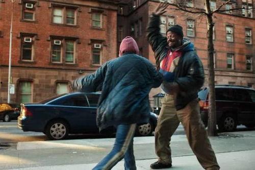 反击黑人吃瓜照片,一张照片引发的全民热议