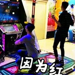 少女吃瓜跳舞视频,欢快视频引网友热议